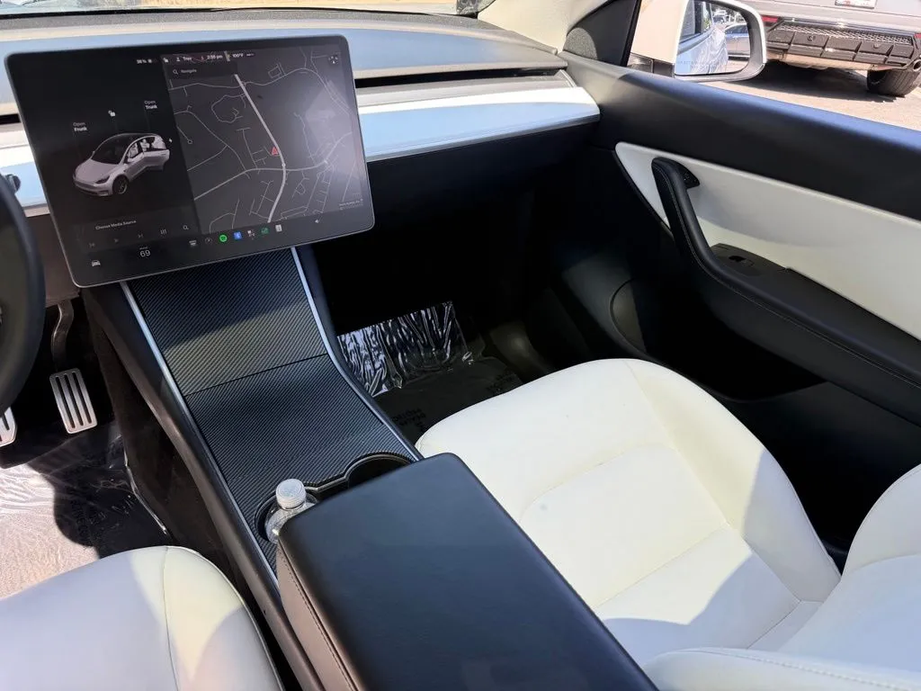 Tesla Model Y photo 42