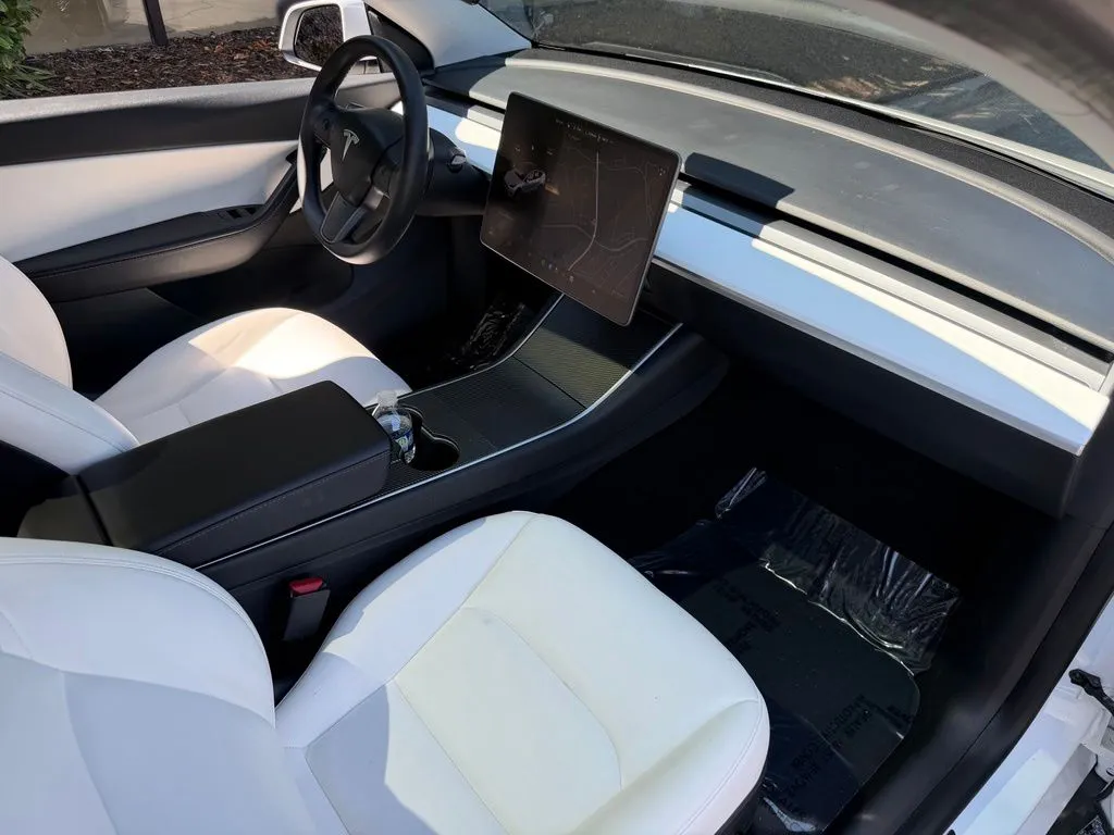 Tesla Model Y photo 32