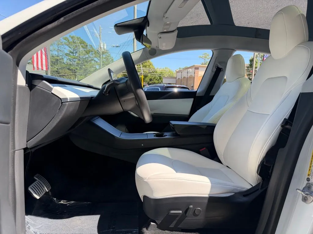 Tesla Model Y photo 25