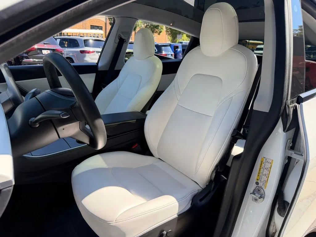 Tesla Model Y photo 26