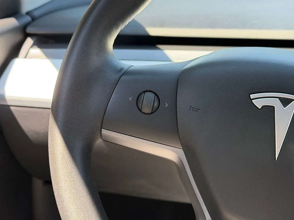 Tesla Model Y photo 44