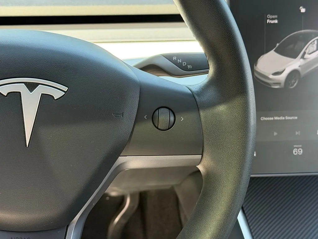 Tesla Model Y photo 45
