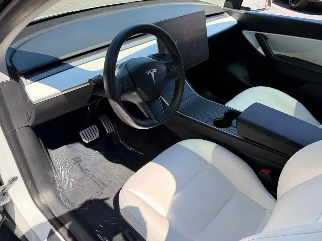 Tesla Model Y photo 24