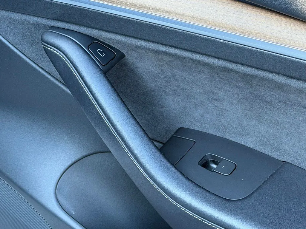 Tesla Model 3 photo 36