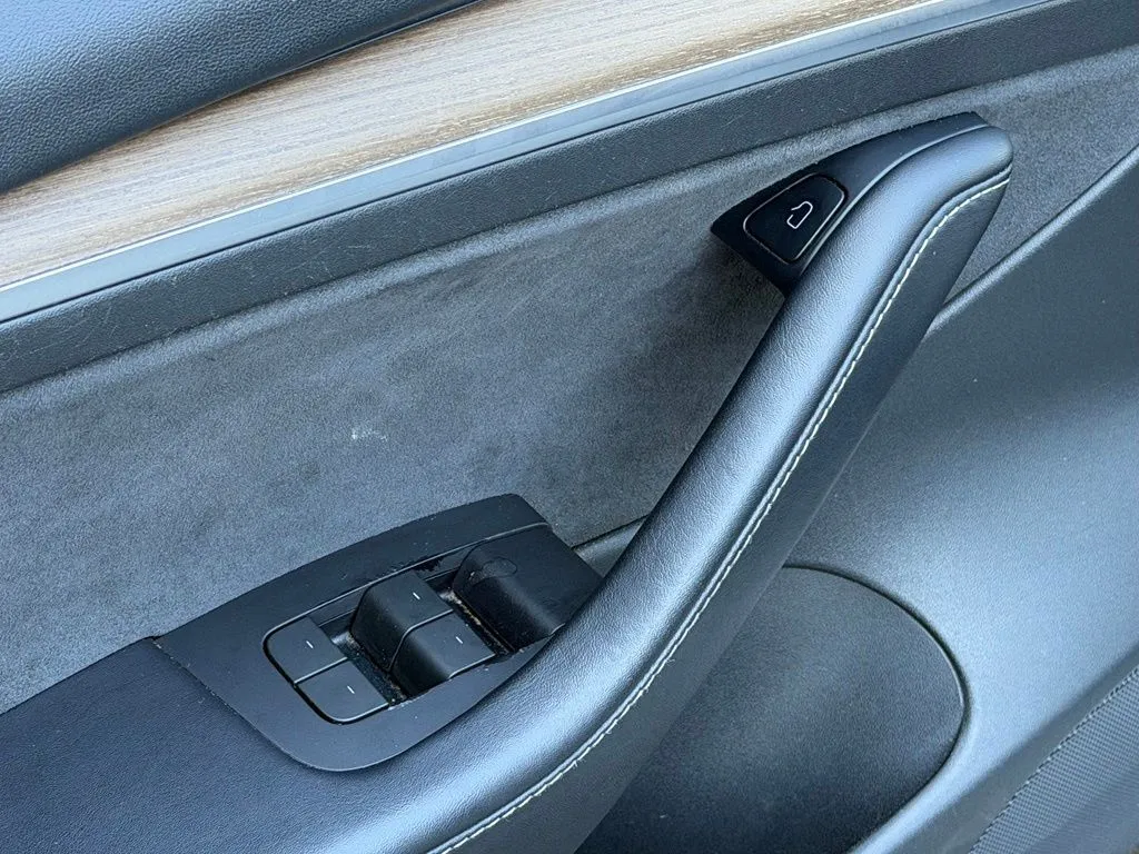 Tesla Model 3 photo 28