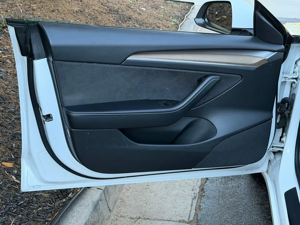 Tesla Model 3 photo 27