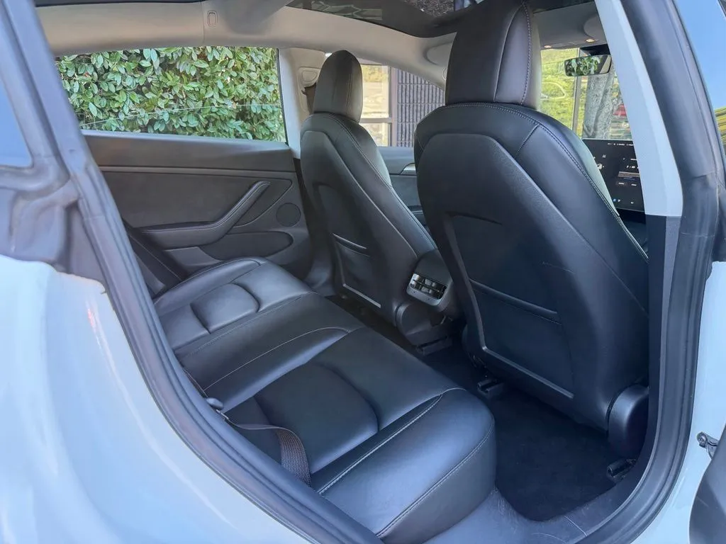 Tesla Model 3 photo 37