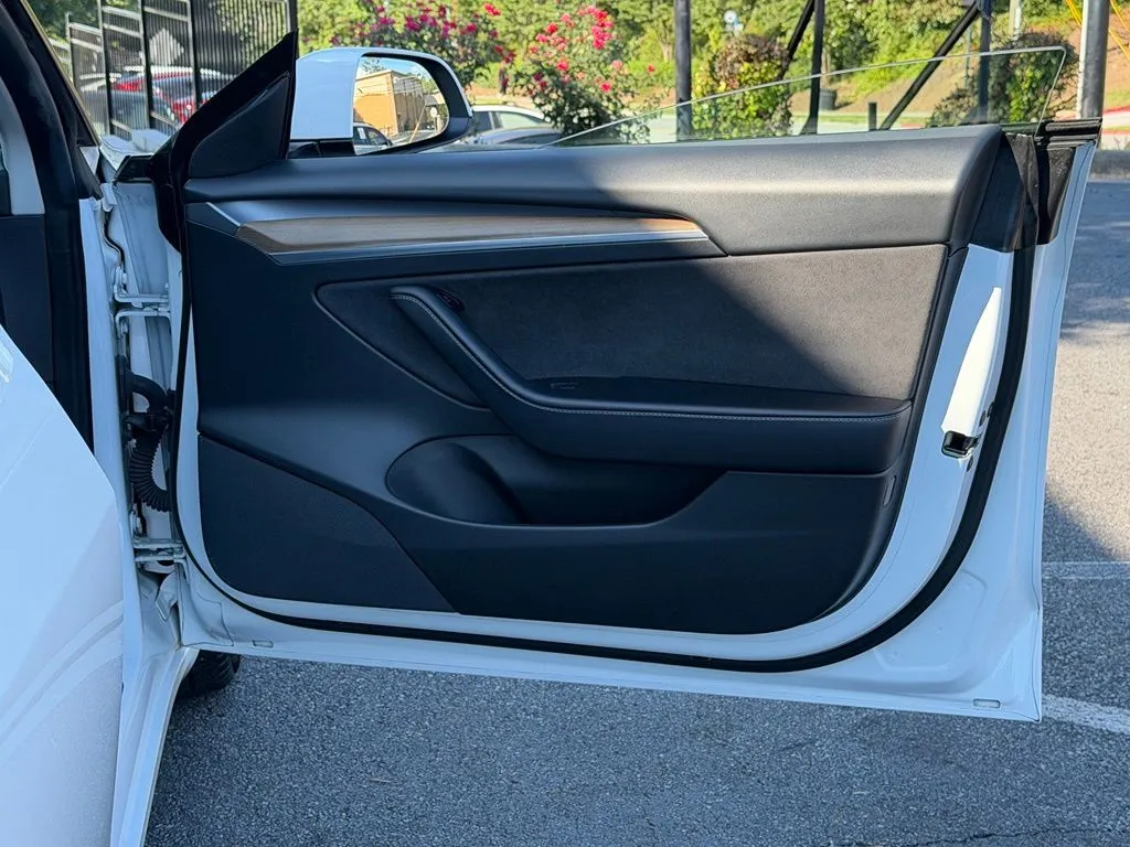 Tesla Model 3 photo 35