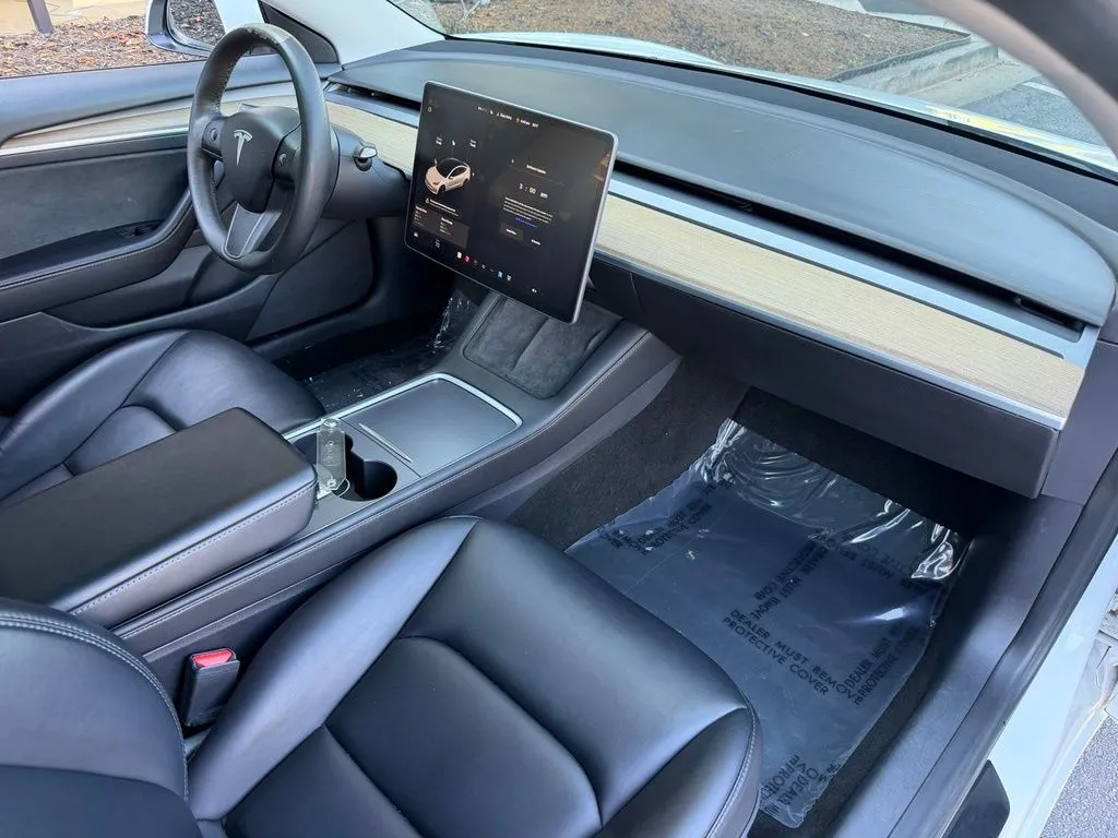 Tesla Model 3 photo 31