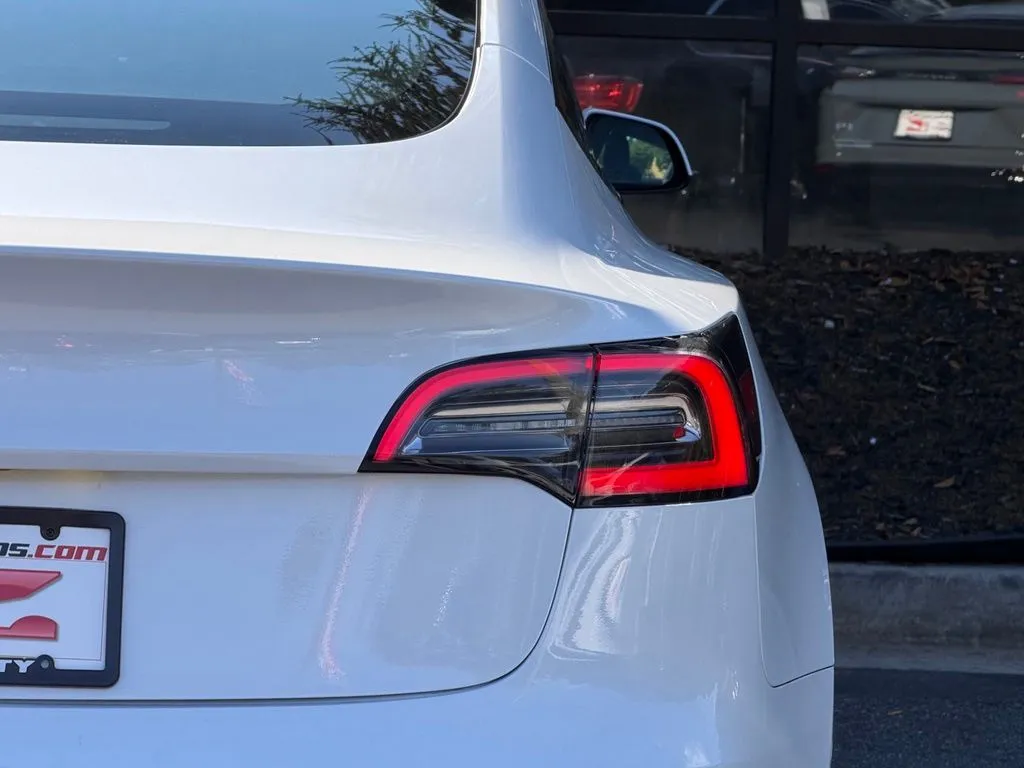 Tesla Model 3 photo 16
