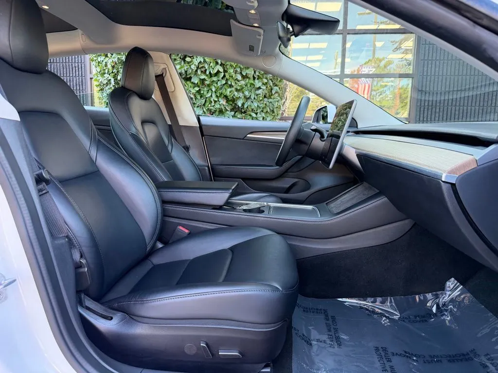 Tesla Model 3 photo 32