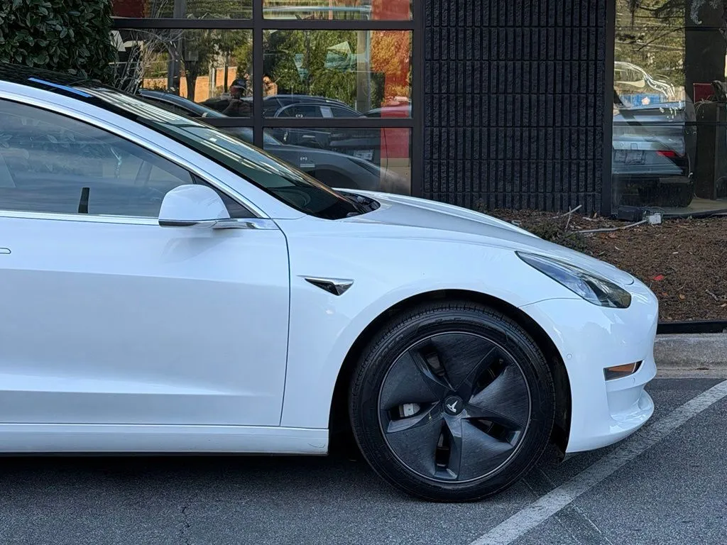Tesla Model 3 photo 23