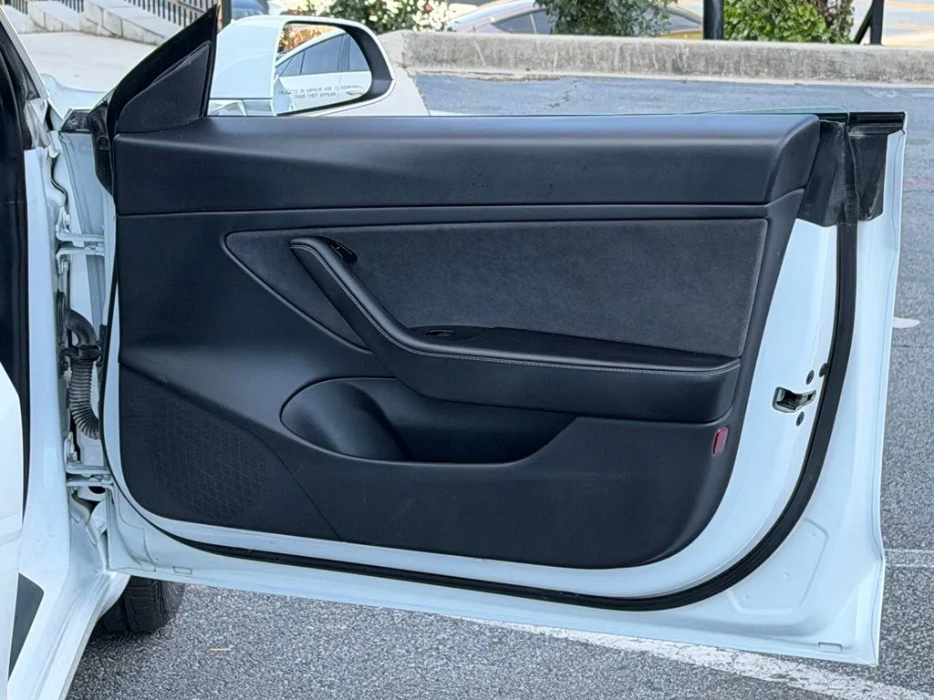 Tesla Model 3 photo 36