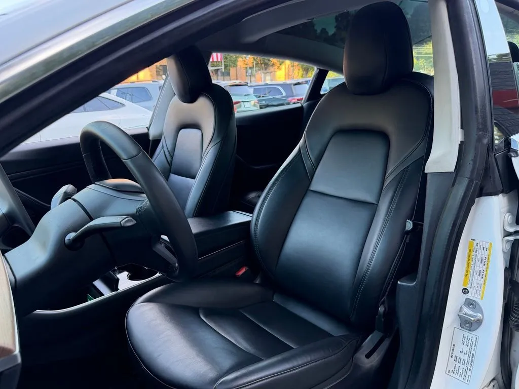 Tesla Model 3 photo 26