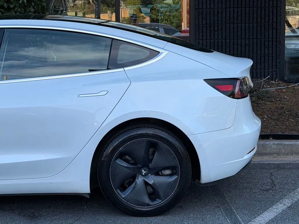 Tesla Model 3 photo 11