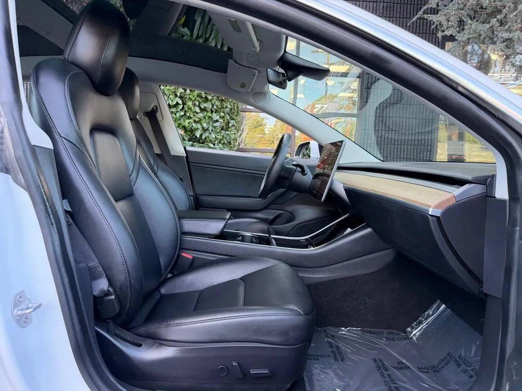 Tesla Model 3 photo 33