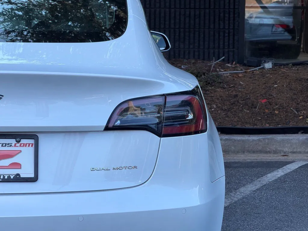 Tesla Model 3 photo 16