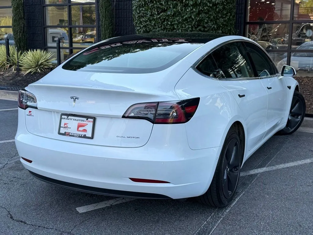 Tesla Model 3 photo 12