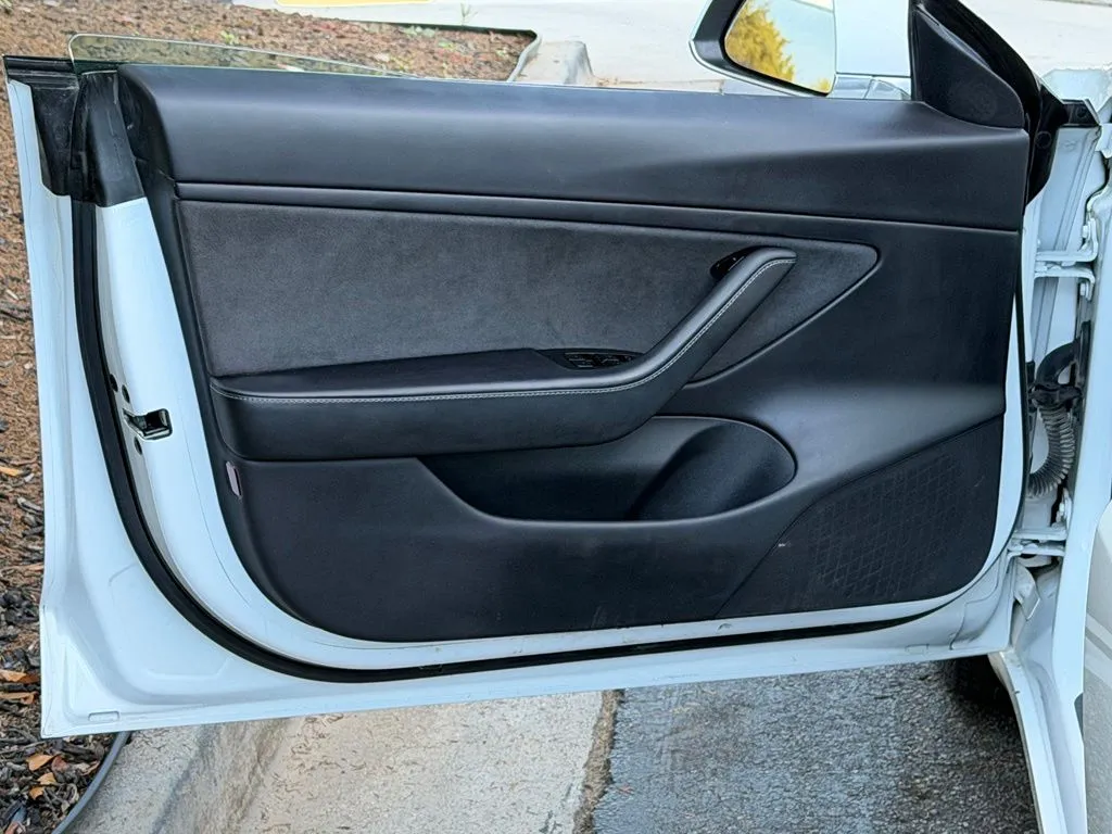 Tesla Model 3 photo 28