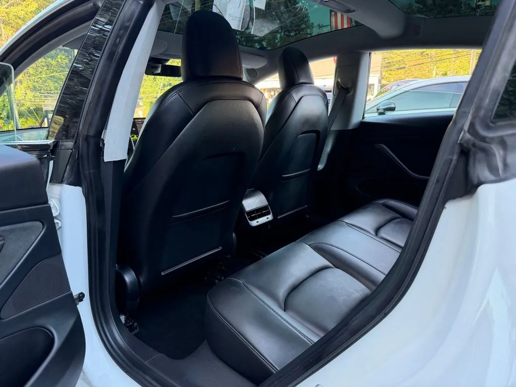 Tesla Model 3 photo 30