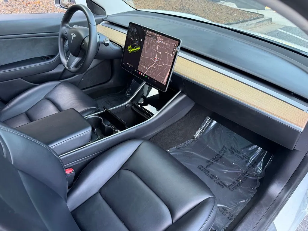 Tesla Model 3 photo 32