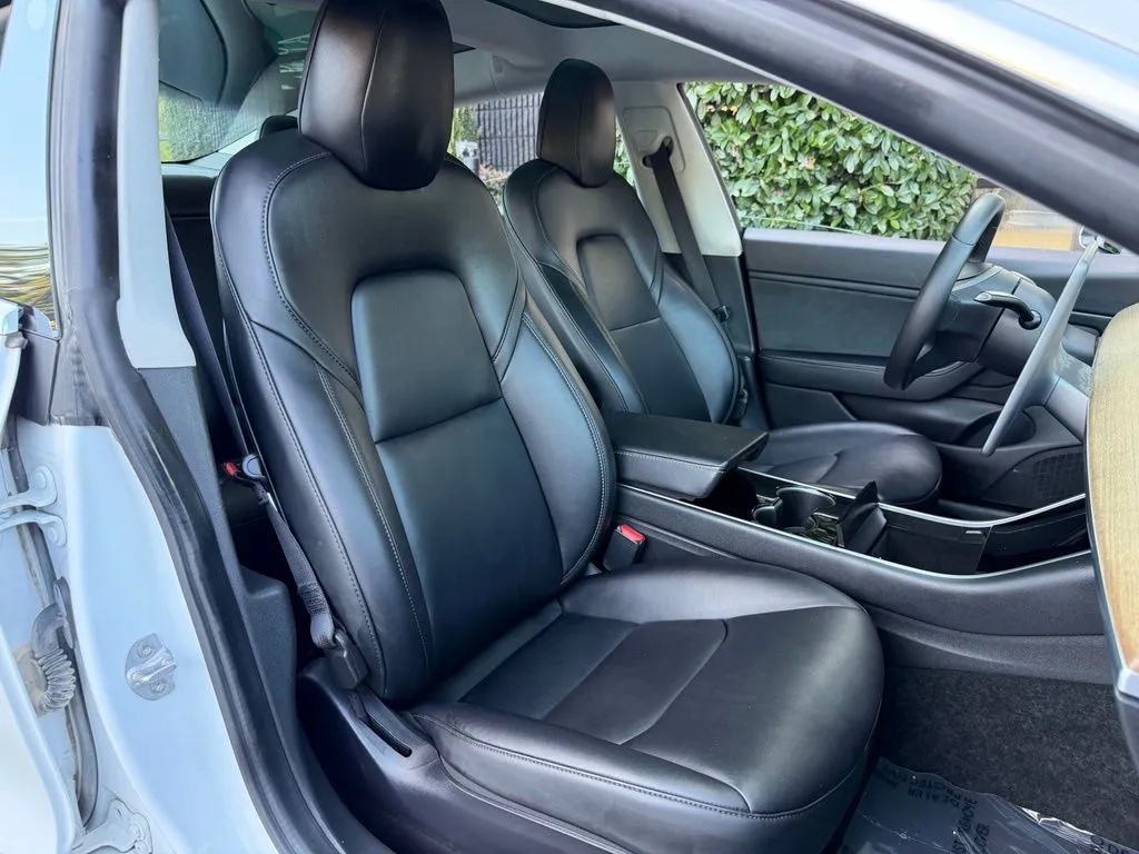 Tesla Model 3 photo 34