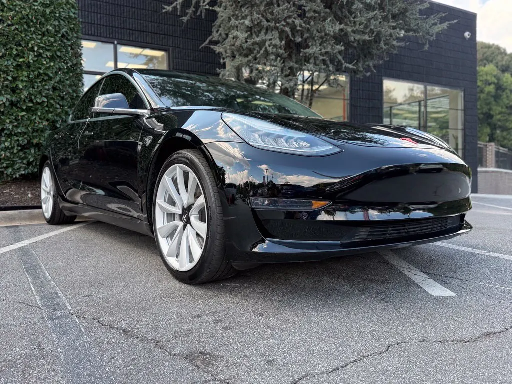 Tesla Model 3 photo 8