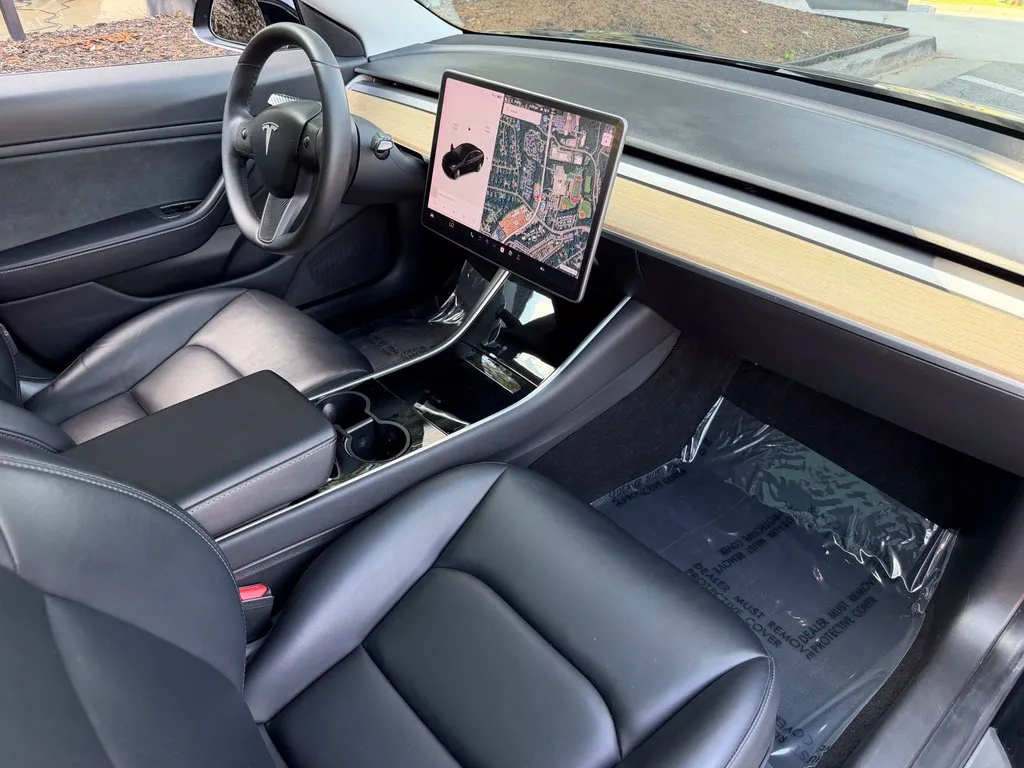 Tesla Model 3 photo 32