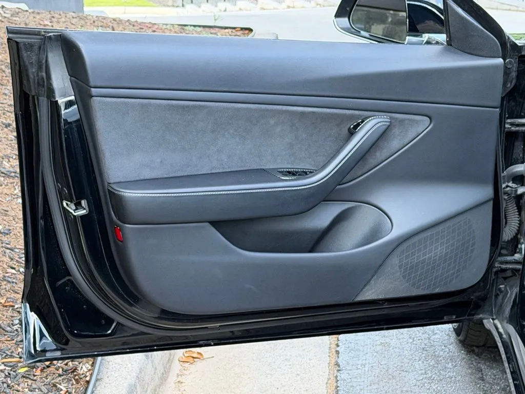 Tesla Model 3 photo 28