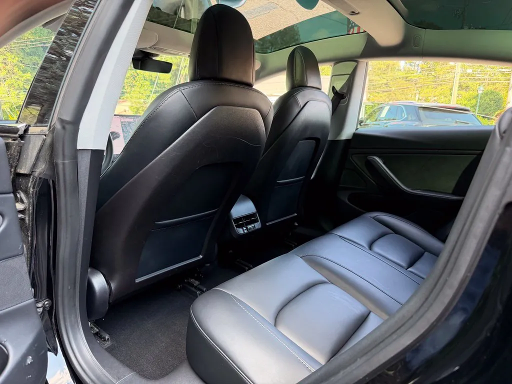 Tesla Model 3 photo 30