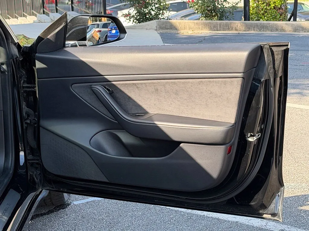Tesla Model 3 photo 36