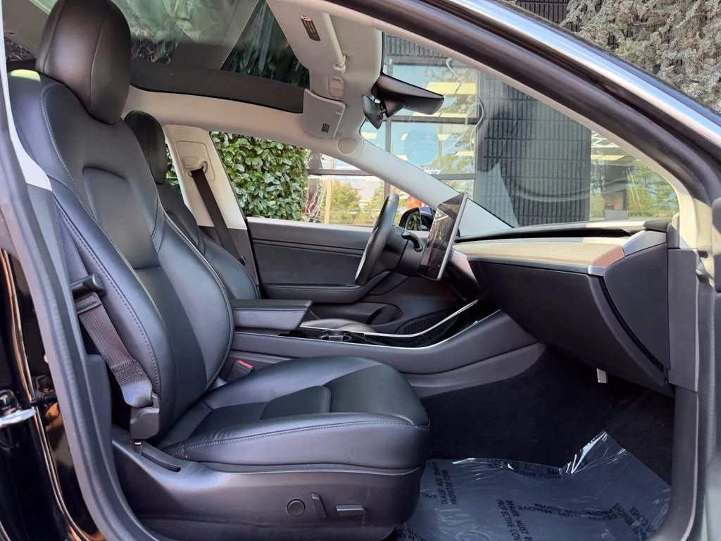 Tesla Model 3 photo 33
