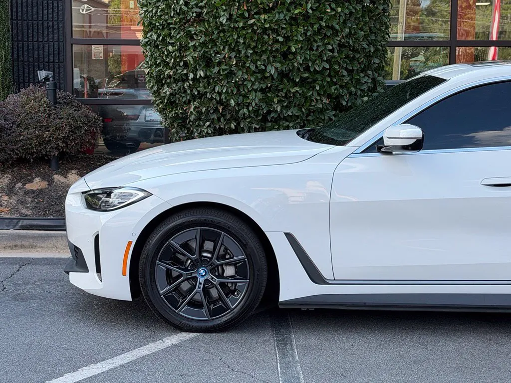 BMW i4 photo 10