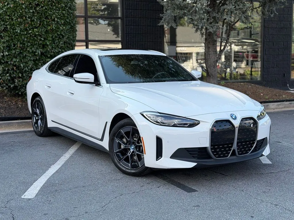 BMW i4 photo 8