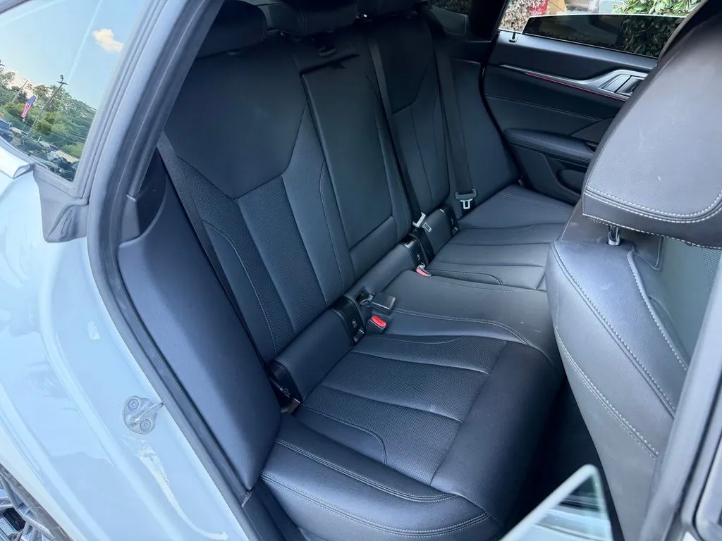 BMW i4 photo 40