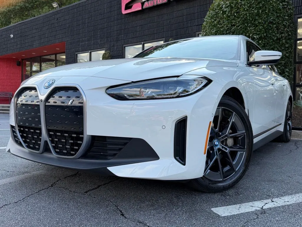 BMW i4 photo 2