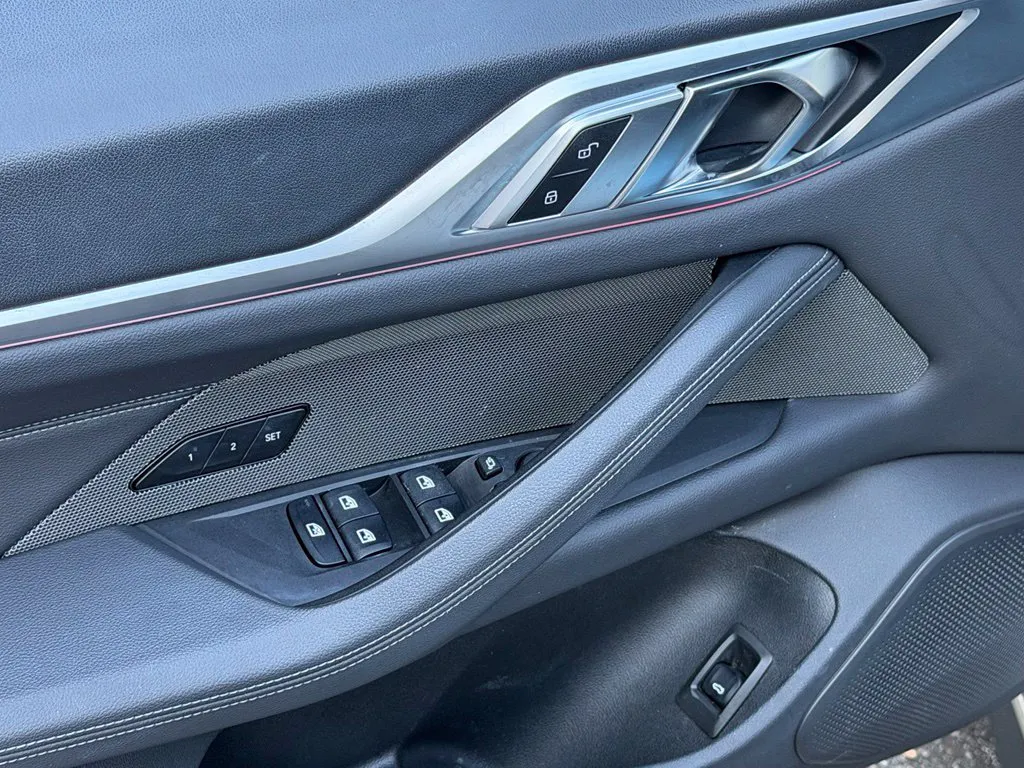 BMW i4 photo 30