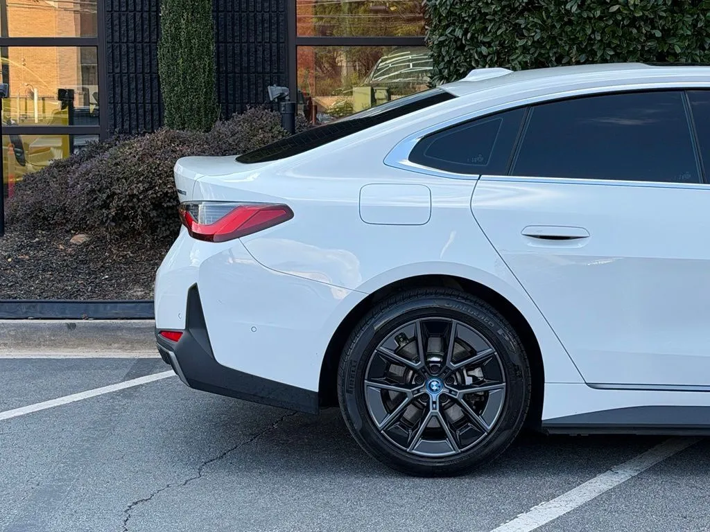 BMW i4 photo 22
