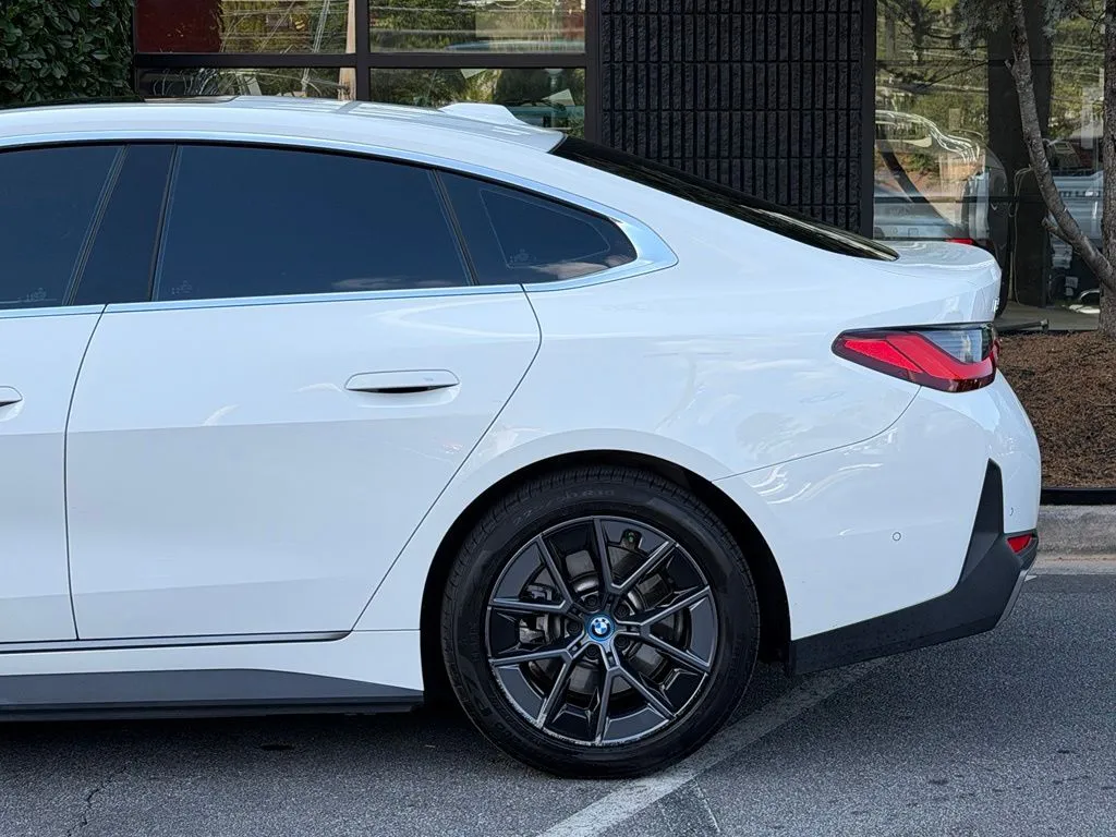 BMW i4 photo 11