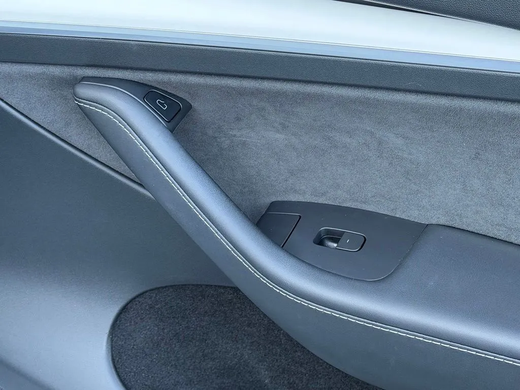 Tesla Model Y photo 38