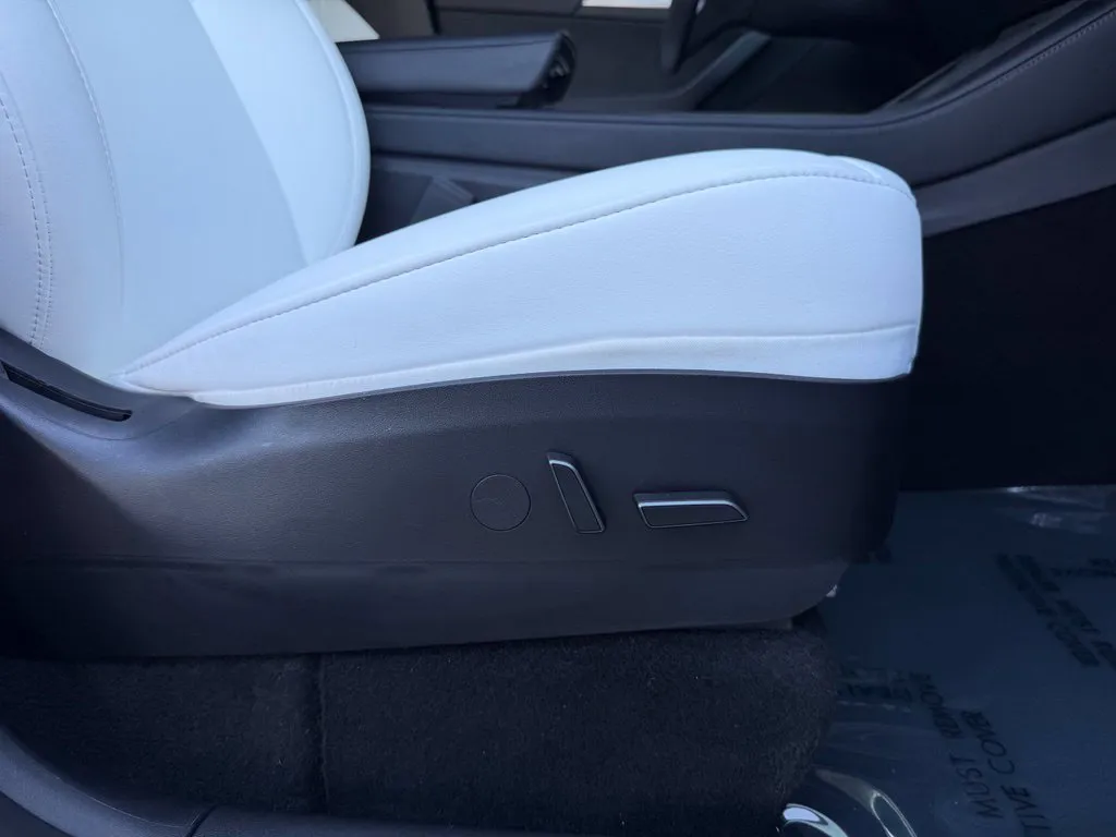 Tesla Model Y photo 36