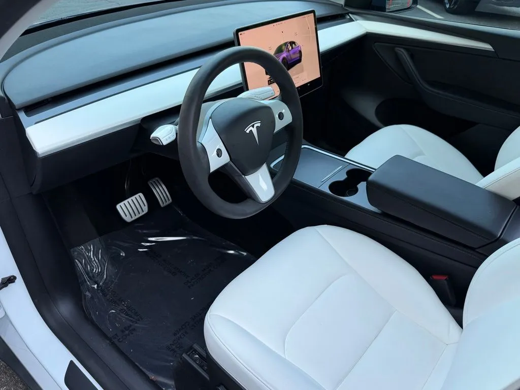 Tesla Model Y photo 24