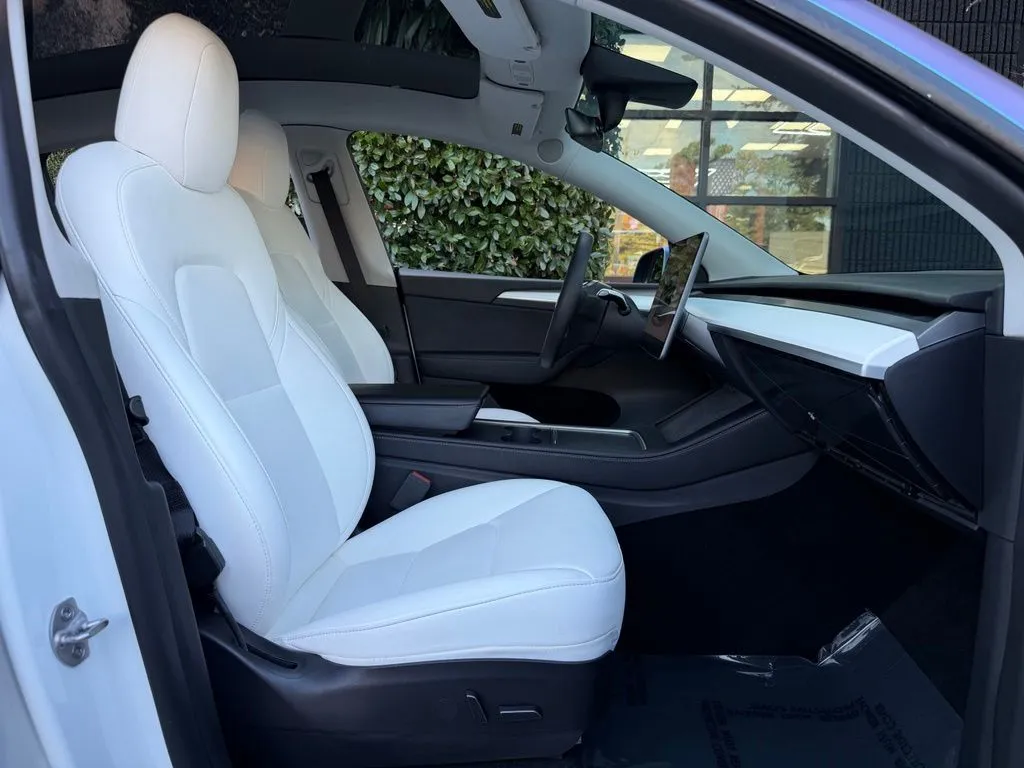 Tesla Model Y photo 34