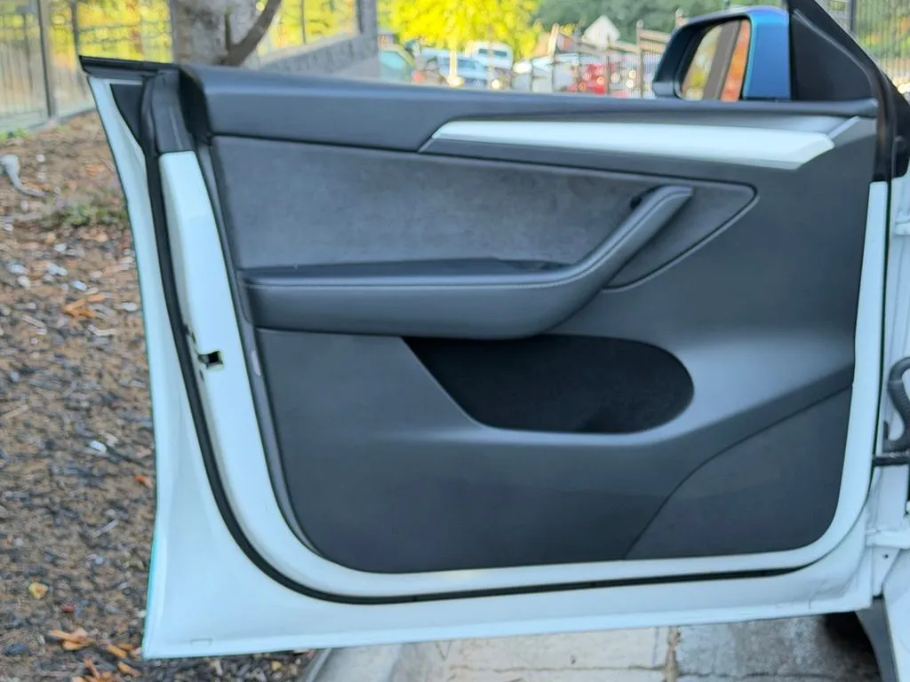 Tesla Model Y photo 29