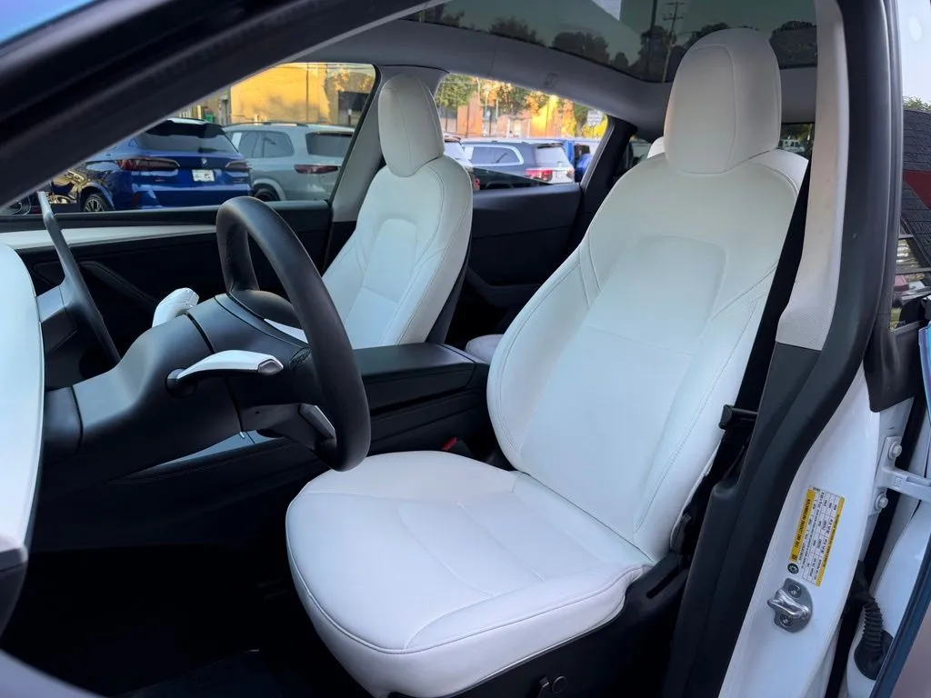 Tesla Model Y photo 27