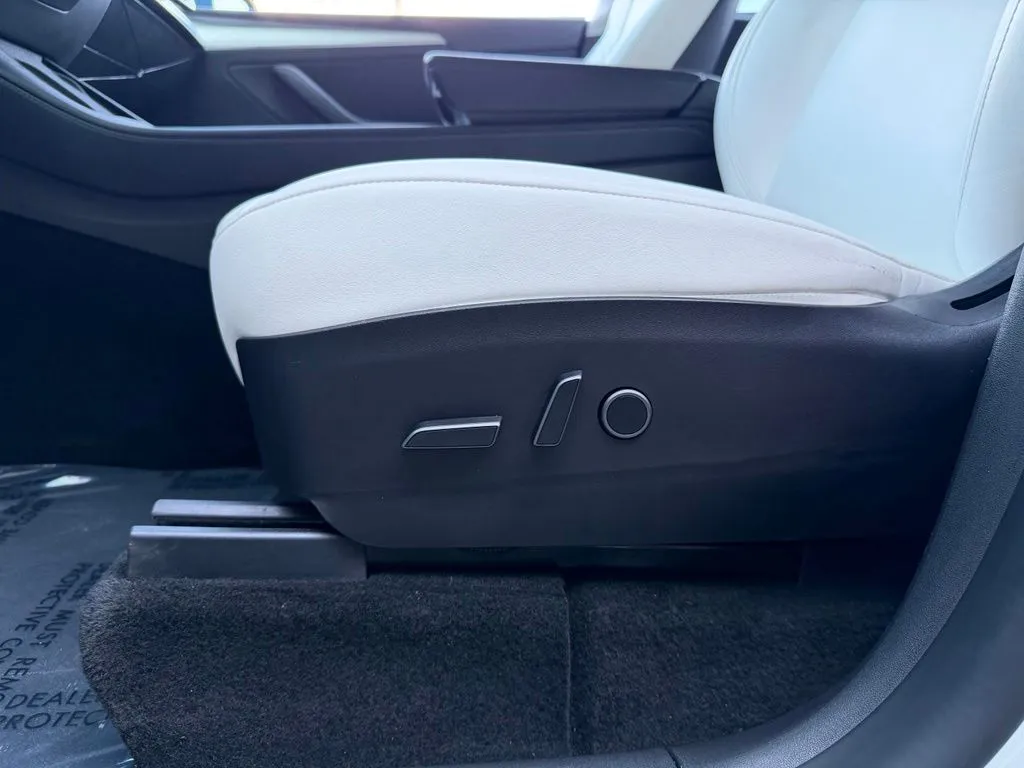 Tesla Model Y photo 28