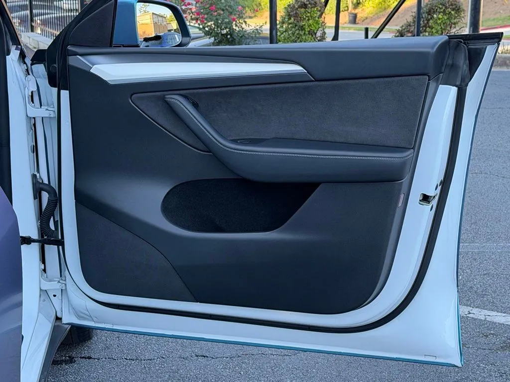 Tesla Model Y photo 37