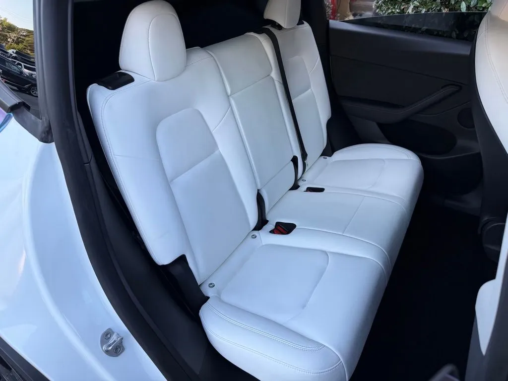 Tesla Model Y photo 40