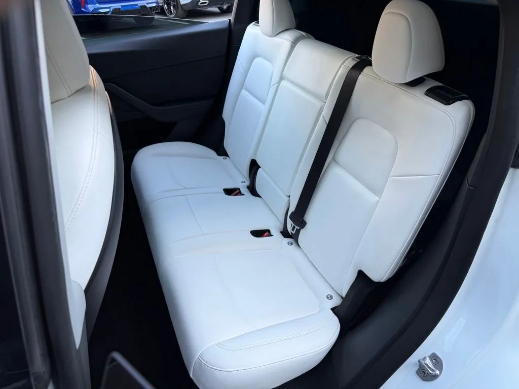 Tesla Model Y photo 32