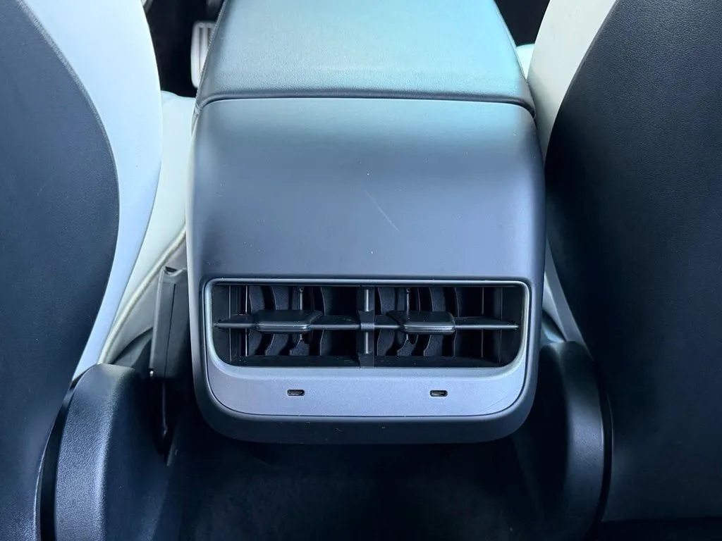 Tesla Model Y photo 50